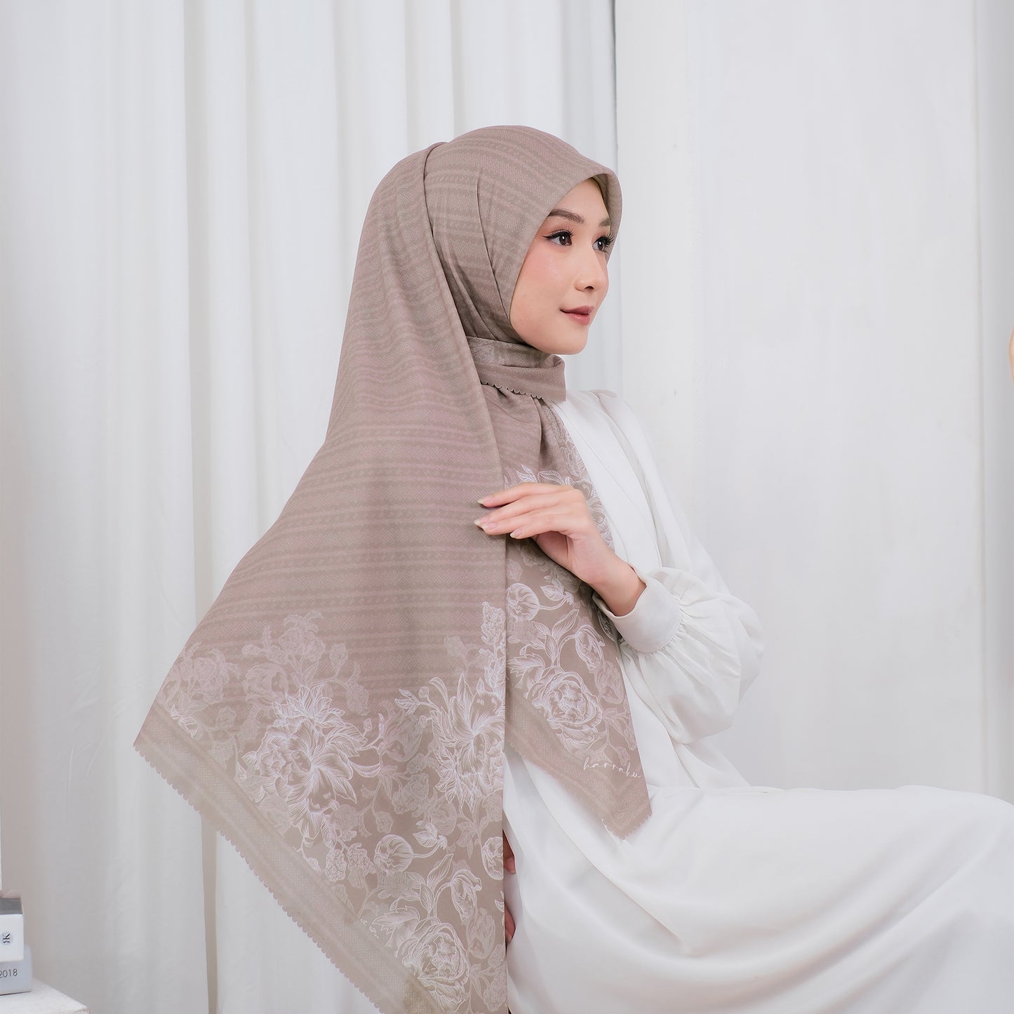 Voal Superfine Segiempat Motif Floral - NAYMA | Harraku